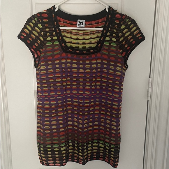 Missoni Vibrant Short Sleeve Top with Black and Red Accents - Picture 1 of 4
